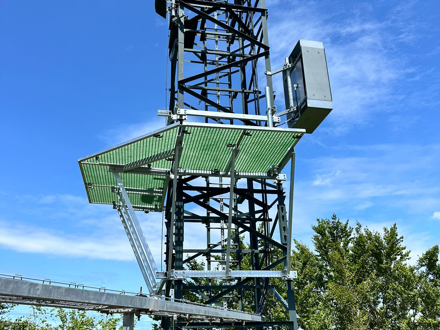 Instalación plataforma segura para acceso a parábolas 