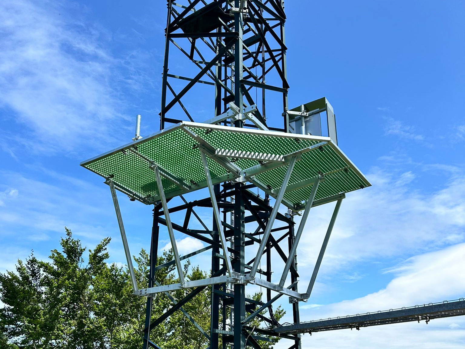 Instalación plataforma segura para acceso a parábolas 