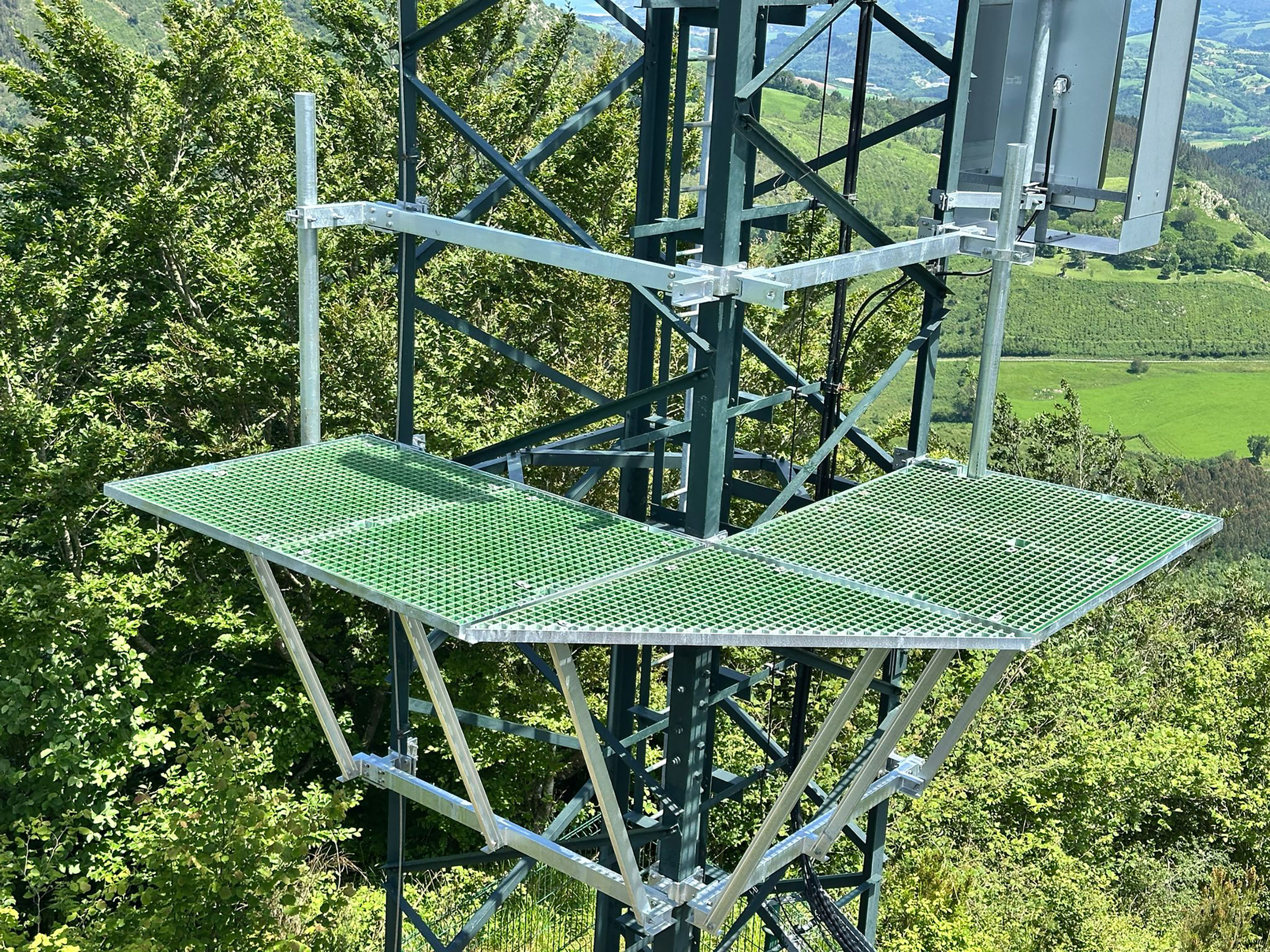 Instalación plataforma segura para acceso a parábolas 