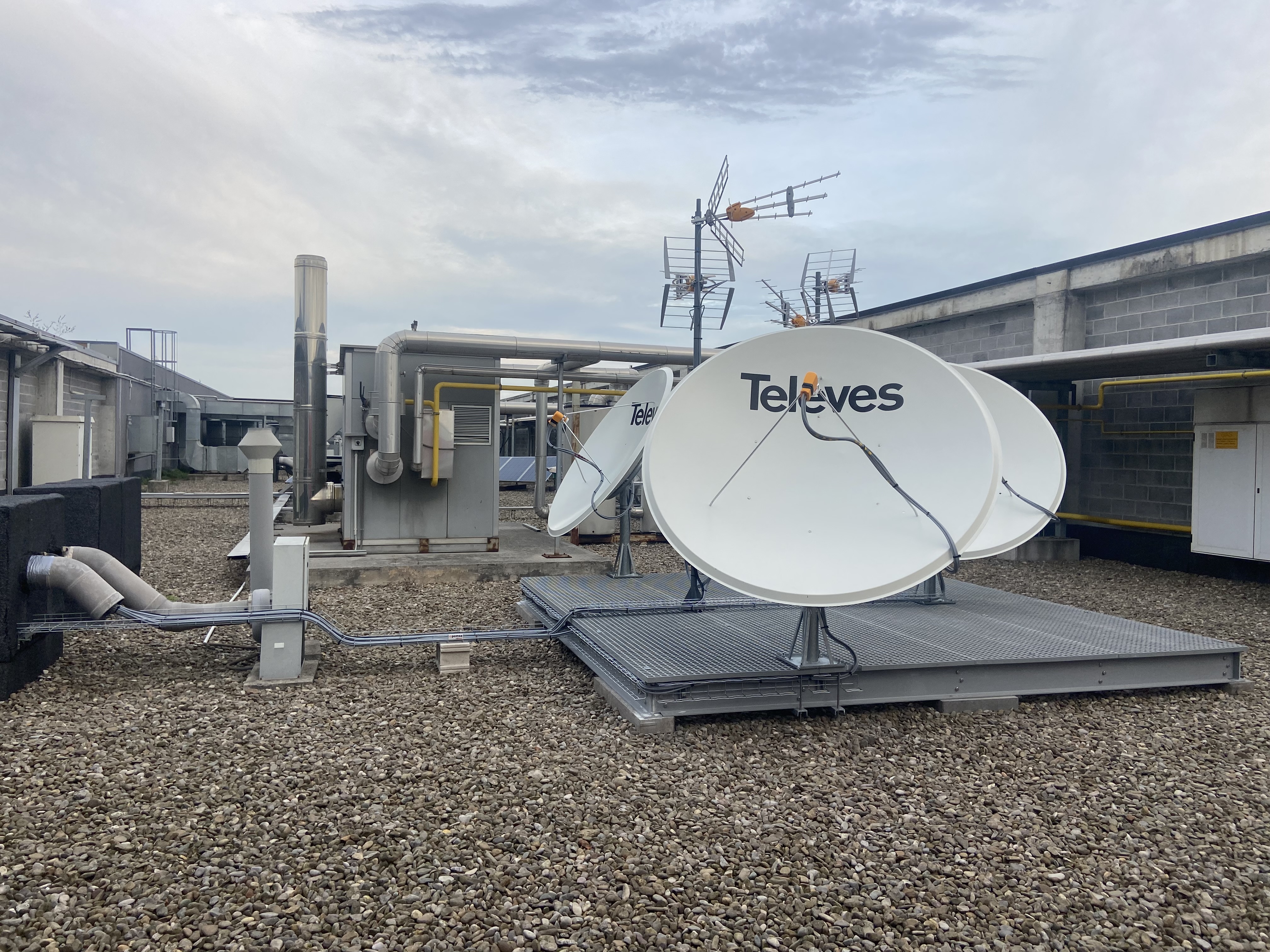 Instalación soporte y reubicación de parábolas