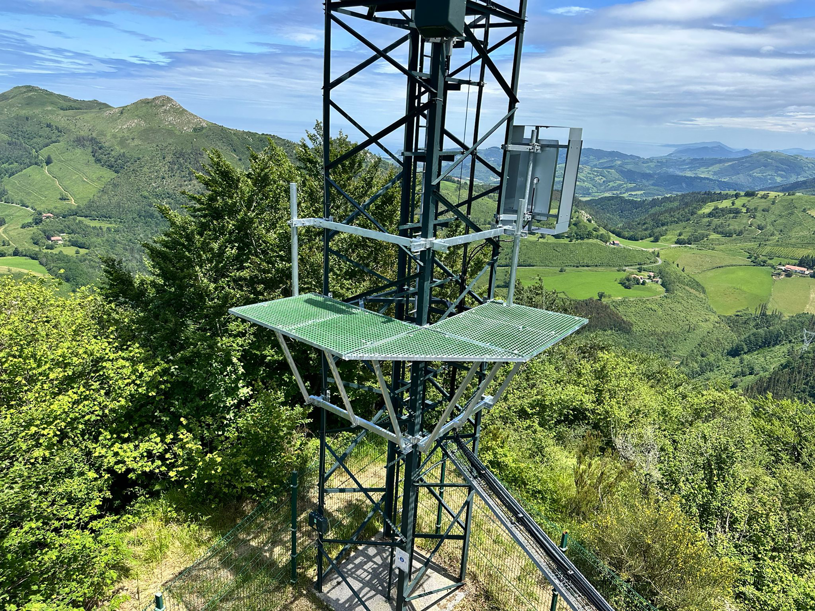Instalación plataforma segura para acceso a parábolas 